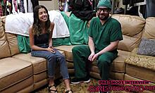 Aria Nicoles第二次拜访Tampas医生的古怪诊所,进行妇科检查和性接触