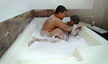 一位来自拉丁美洲的不忠妻子在按摩浴缸里与多个泡泡进行性交,采取从后面,骑乘和在她充满活力的时间内接受负荷的姿势。其中包括亲密的朋友和女友。