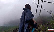大胆的少女在巴厘岛的火山山上进行冒险的公共口交 - 自制视频