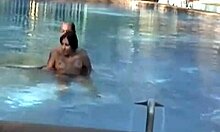 业余情侣在炎热的一天享受游泳池
