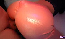 Lilykotis的大屁股和乳房在自制视频中被内射
