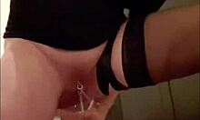 德国女友在自制捆绑视频中拍摄自己小便和捆绑她的阴部