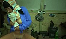 阿拉伯少女用白色阴茎体验她的第一次手术