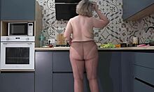曲线玲珑的妻子穿着连裤袜做早餐的自制视频