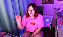 Amateur teen uses vibrator on webcam