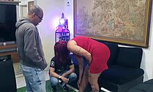 Melissa Devassa诱惑德国纹身男子,在VIP治疗中展示她的金屁股