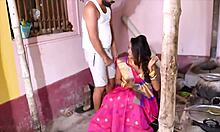 印度乡村妻子在户外诱惑她的情人,进行口交和性交