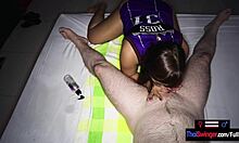泰国女孩进行感性的按摩,导致激烈的性接触