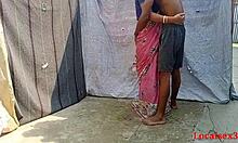 穿着粉红色沙里的孟加拉女士在网络摄像头上进行激烈的性爱,供您欣赏